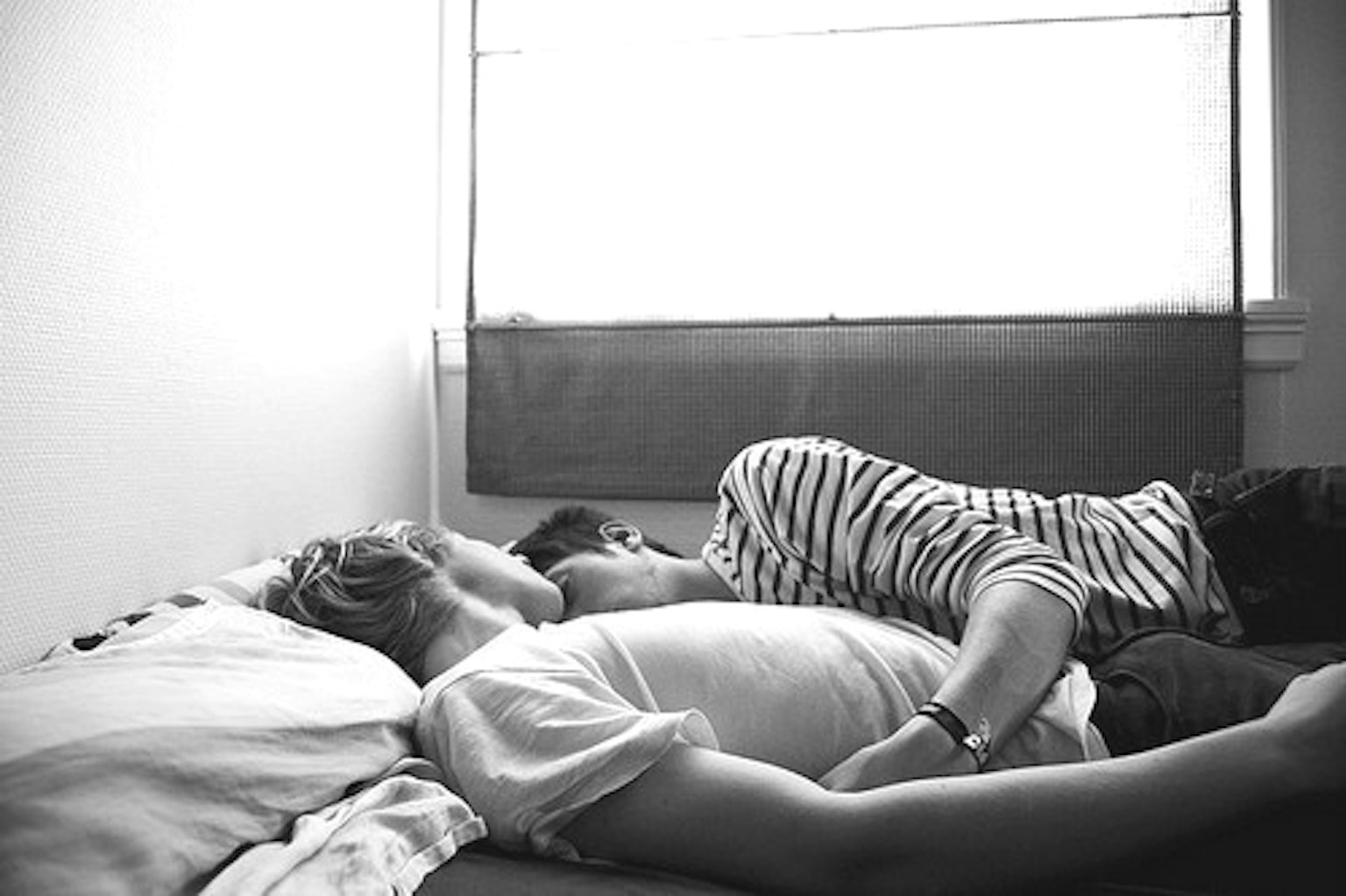 Спят вместе в постели. Лежат в постели. Лежит на кровати. Парни лежат друг на друге. Парни лежат в обнимку.