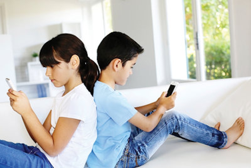 Rsz as 09 13 istock 21592797 texting kids 1000x800.jpg?ixlib=rails 2.1