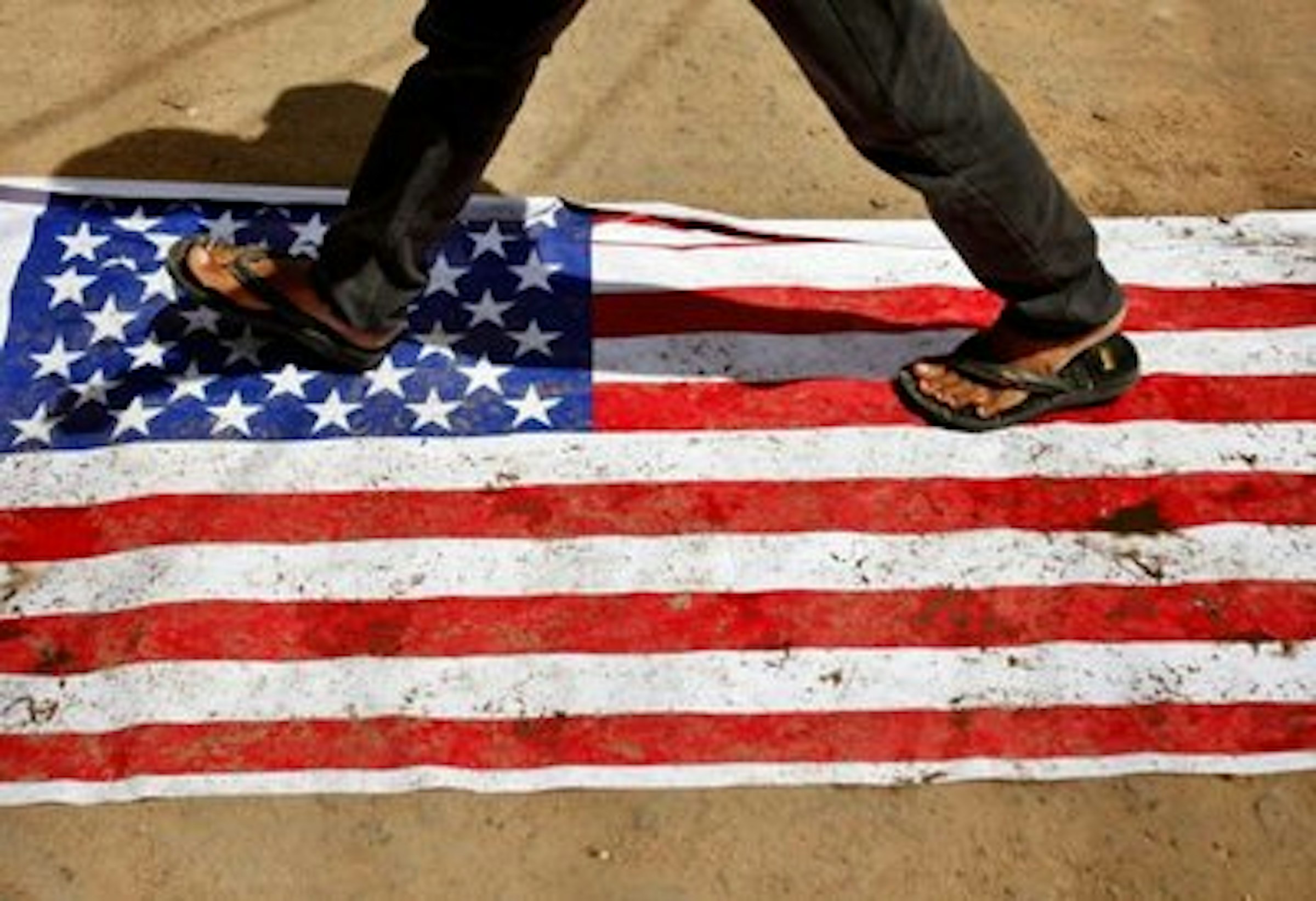 Откуда пришло америка. Флаг США 1795. Разорванный американский флаг. Порванный американский флаг. Рваный американский флаг.