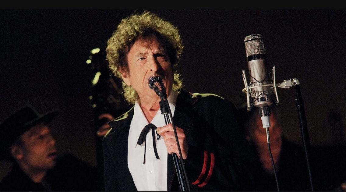 There Are Two Ways to Write About Bob Dylan