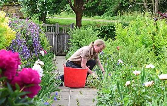 English heritage gardener.jpg?ixlib=rails 2.1