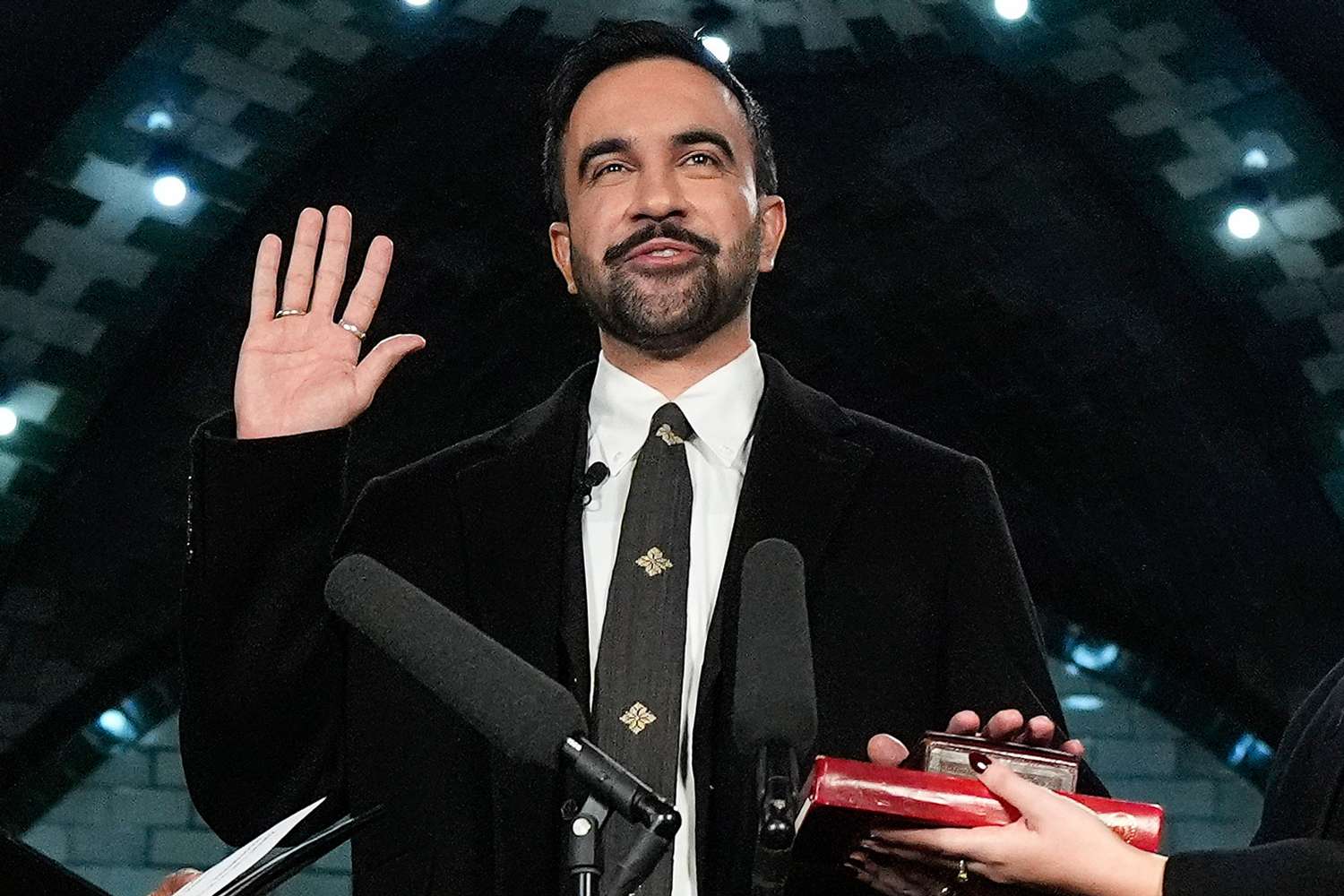 Zohran mamdani sworn in 123125 522ecb88812b4fa5934b9490e97eed4a.jpg?ixlib=rails 2.1